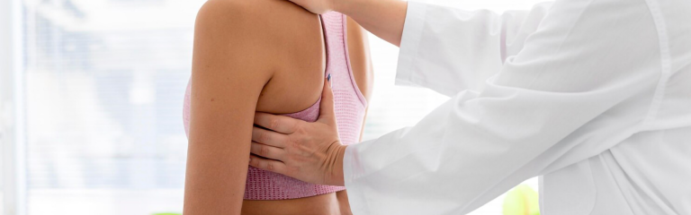 Fisiatria Interventistica - Dettaglio di foto di una Valutazione Posturale effettuata dalla dottoressa nello studio medico LEOZONE per identificare squilibri e disfunzioni muscolo-scheletriche che possono causare dolore, come mal di schiena o mal di testa.
