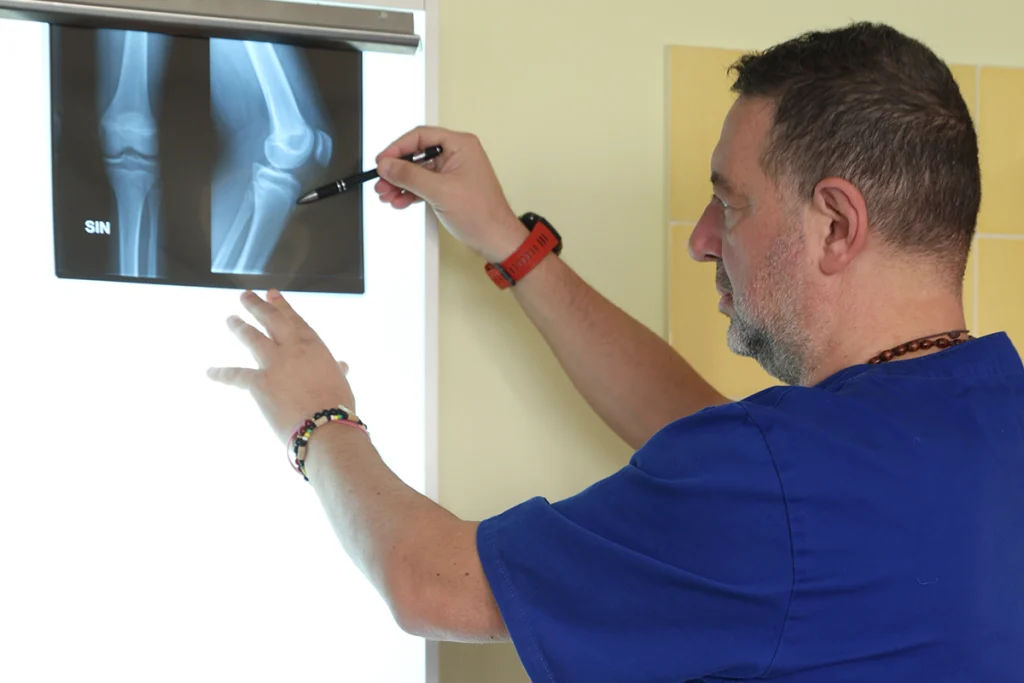 Foto del dott. Italo Leo, titolare dello studio medico Leozone di Salerno, mentre ispeziona una radiografia di un ginocchio