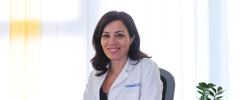 Foto della dott.ssa Maria Teresa Contaldi, titolare dello studio medico polispecialistico LEOZONE, a Salerno, che effettua la Valutazione Medica Globale Disfunzionale, visita medica specialistica che non si ferma al singolo sintomo, ma analizza l'individuo come un sistema complesso.