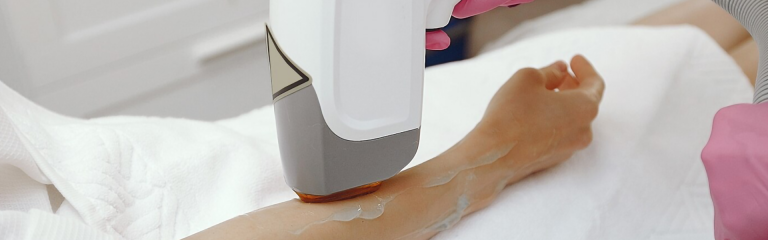 Foto del dispositivo medico utilizzato nello studio medico Leozone di Salerno per eliminare definitivamente i peli superflui. Il macchinario utilizza un raggio laser ad alta precisione per colpire selettivamente il bulbo pilifero: nella foto, l'area da trattare è un braccio di donna, opportunamente coperto con gel