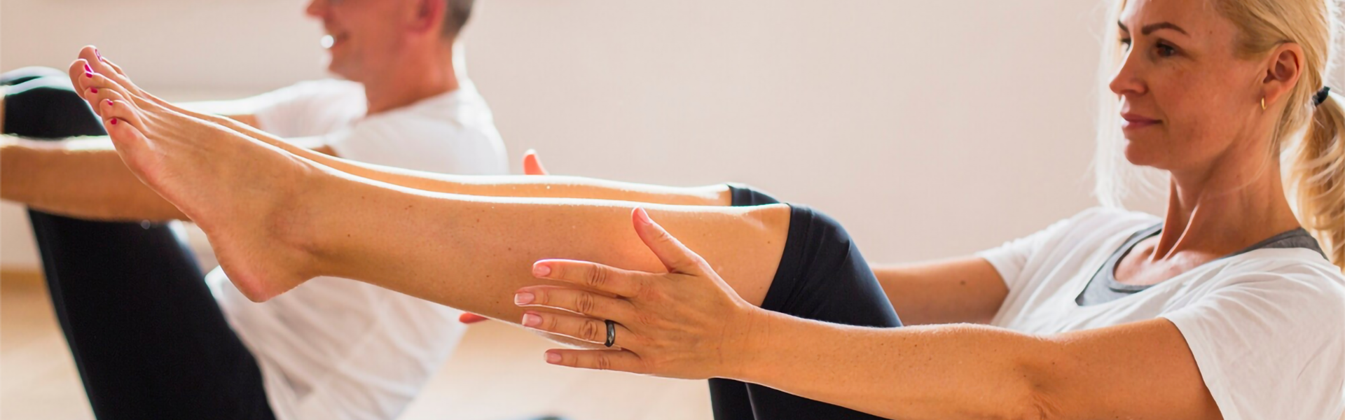 Foto di un allenamento di Rieducazione Motoria di Gruppo. Nella palestra attrezzata dello studio medico LEOZONE, trasformiamo la "ginnastica dolce" in uno strumento scientifico per vivere meglio ogni giorno.