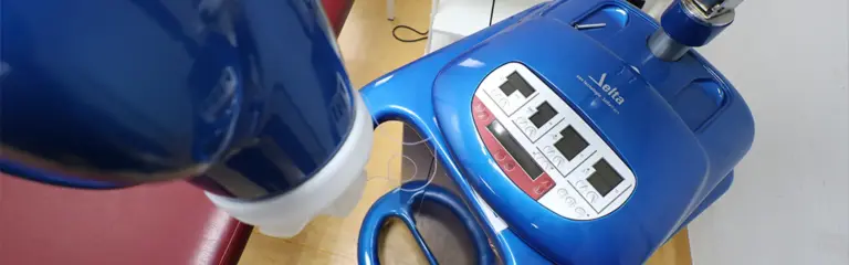 Dettaglio del dispositivo medico di IPERTERMIA utilizzato nello studio medico LEOZONE, a Salerno, che utilizza onde elettromagnetiche che non solo leniscono il dolore, ma innescano una potente risposta biologica di riparazione e, in casi specifici, di "pulizia" delle cellule troppo danneggiate per guarire.