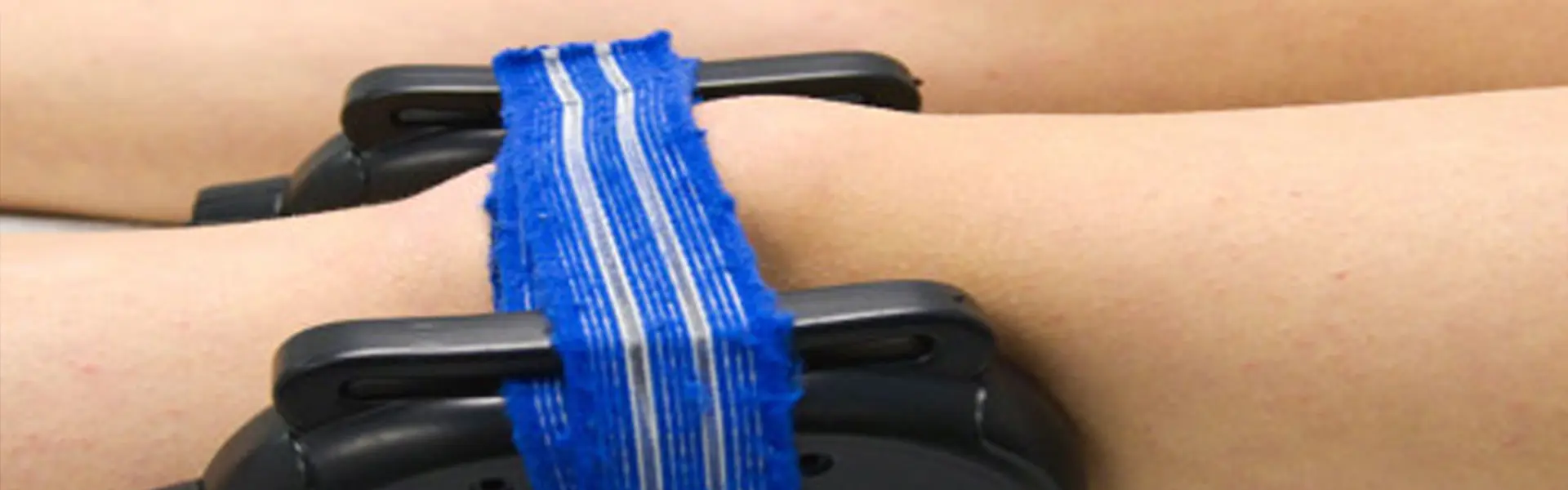 Foto nel dettaglio di applicazione della magnetoterapia, terapia legata alla riparazione dei tessuti "duri", dai benefici molteplici, effettuata presso lo studio medico Leozone