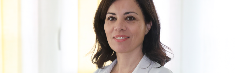 Foto della dott.ssa dott.ssa Maria Teresa Contaldi, titolare dello studio medico polispecialistico LEOZONE, a Salerno, che effettua la Valutazione Medica Globale Disfunzionale, visita medica specialistica che non si ferma al singolo sintomo, ma analizza l'individuo come un sistema complesso.