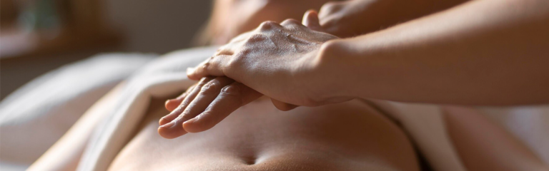 Foto di massaggio olistico Reiki, dove le mani del teraputa non toccano il corpo del paziente. Esso è un "massaggio dell'anima" che utilizza l'energia universale per sbloccare le tensioni emotive e fisiche. Nello studio medico Leozone vengono utilizzate energie vitali per rsiatbilire l'equilibrio interiore