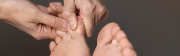 Foto di un dettaglio di un momento dedicato alla Riflessologia plantare: le mani del terapeuta manipolano i piedi del paziente. Nello studio medico Leozone di Salerno viene utilizzato questo tipo di questa stimolazione, per inviare segnali al sistema nervoso e ristabilire l'equilibrio nelle zone corrispondenti.